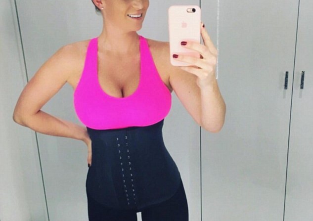 hourglass waist trainer review - black waist cincher from amazon on a girl taking a selfie in her gym clothes